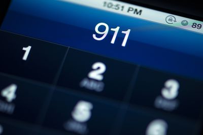 Een smartphone die wordt gebruikt om 911 te bellen