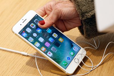 Een klant controleert een iPhone 7 in een Apple Store