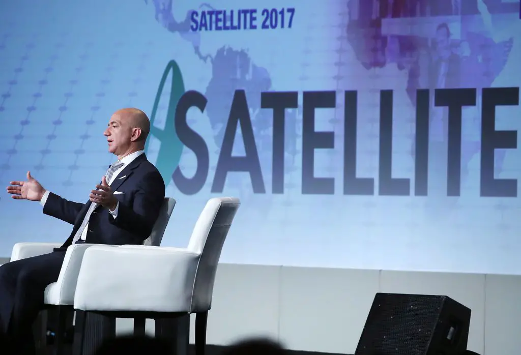 Jeff Bezos, CEO van Amazon en oprichter van Blue Origin, spreekt tijdens de Access Intelligence's SATELLITE 2017-conferentie
