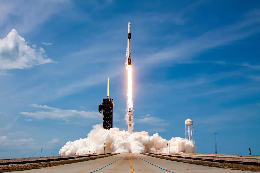 Een Falcon 9-raket met het Crew Dragon-ruimtevaartuig van het bedrijf wordt gelanceerd op de Demo-2-missie naar het internationale ruimtestation