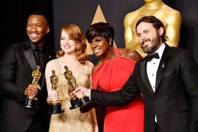 Mahershala Ali, Emma Stone, Viola Davis en Casey Affleck bij de Oscars in 2017