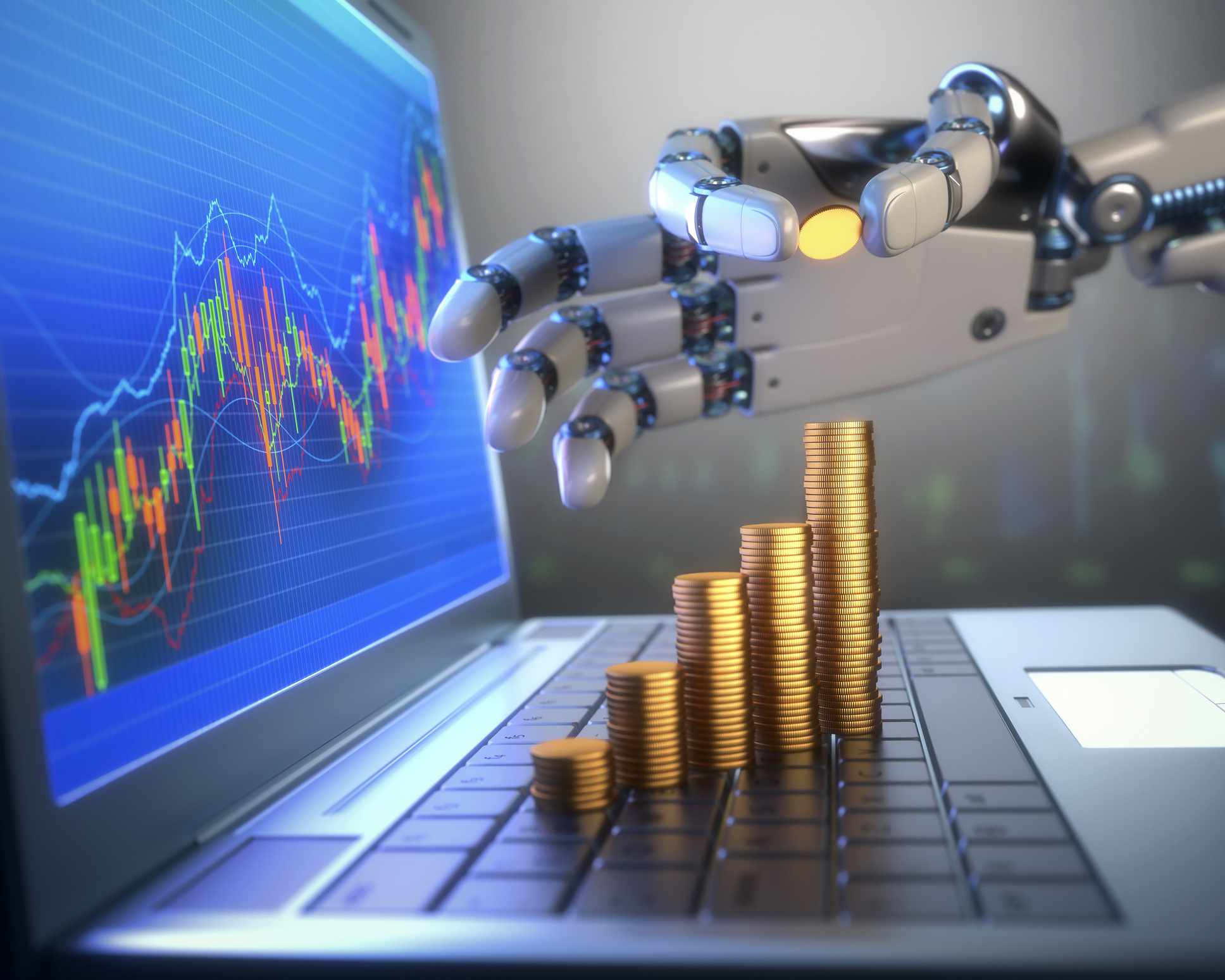 Een robothand die munten stapelt op een laptoptoetsenbord met aandelenkoersen die op het scherm worden weergegeven. 
