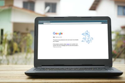 Een laptop geeft een Google-foutmelding weer, wat aangeeft dat Google mogelijk niet beschikbaar is.