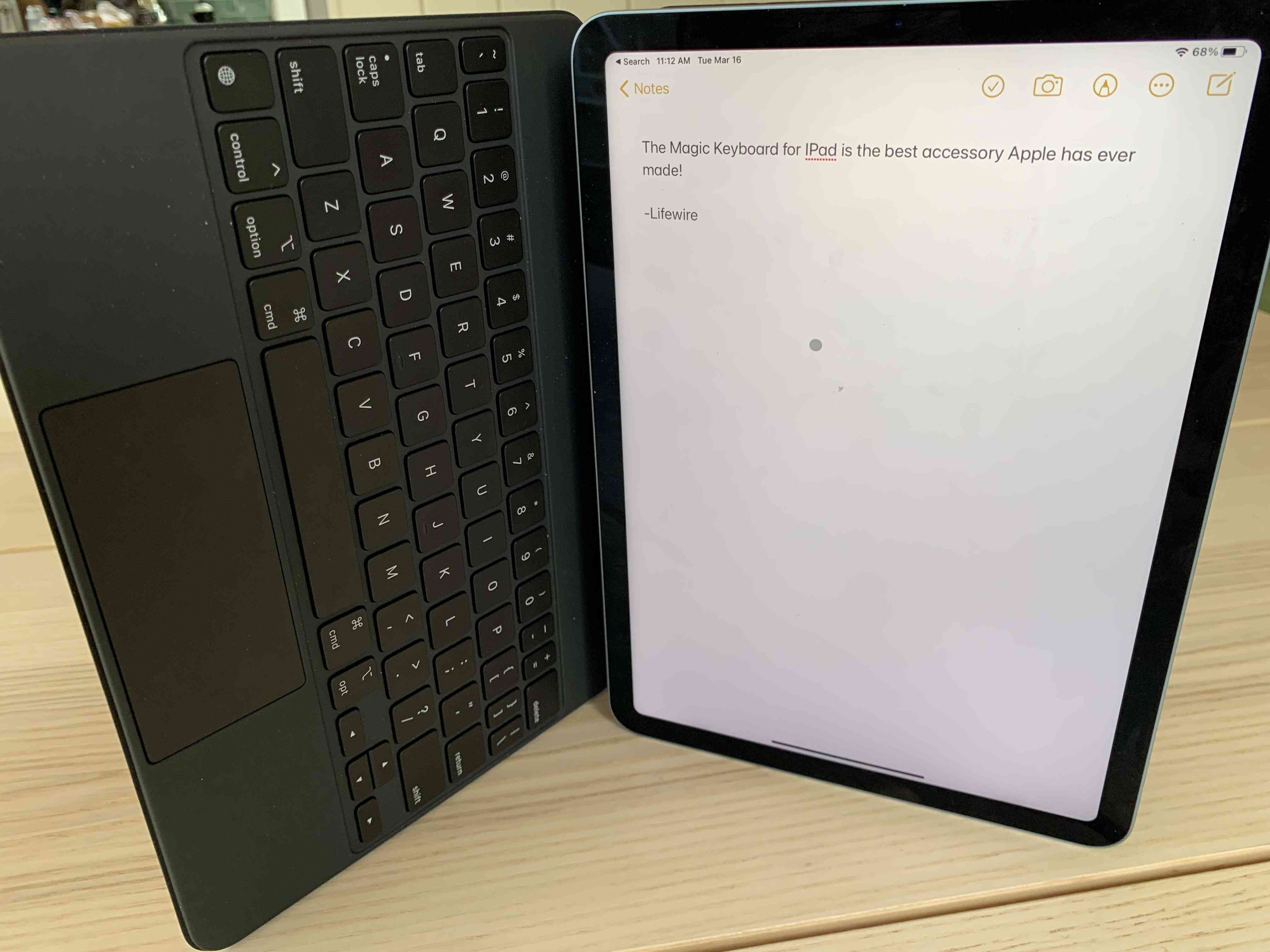 iPad Air verticaal staand met Magic Keyboard eraan bevestigd
