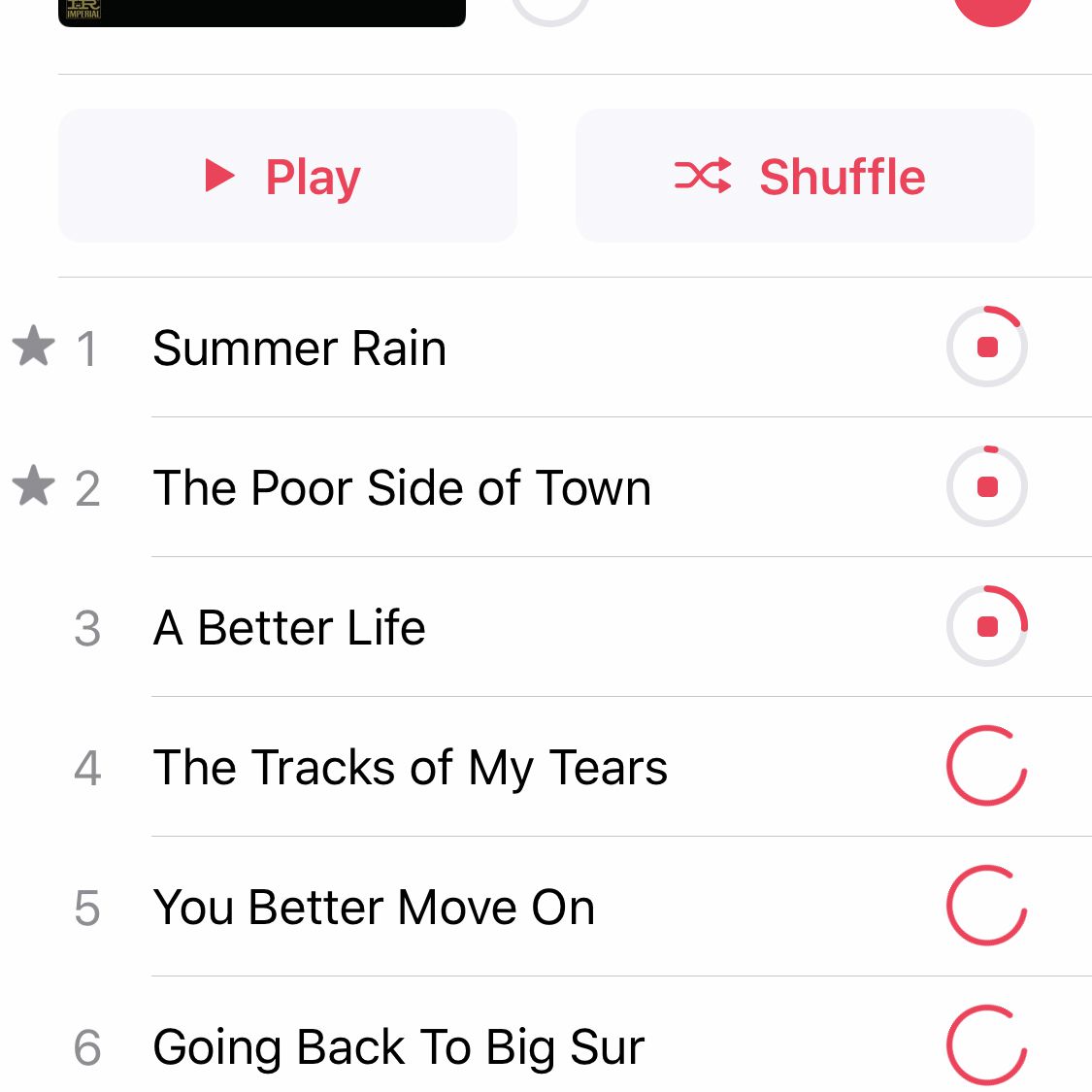 Een screenshot van nummers die worden gedownload in Apple Music op iPhone