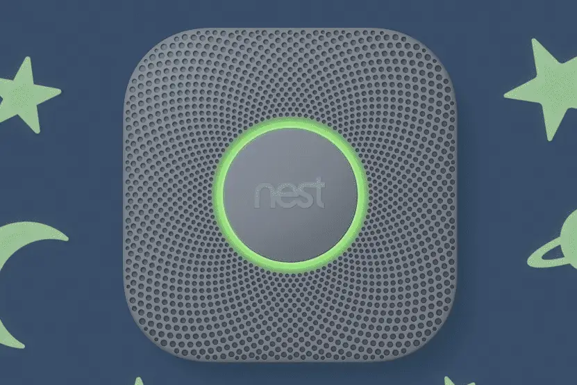 Nest Protect met een groene gloed op een achtergrond met sterren