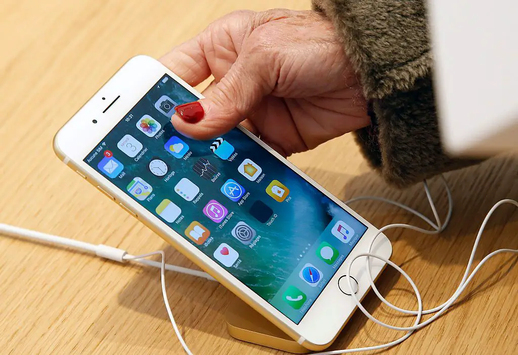 iPhone 7 aan de hand vastgehouden in een Apple Store in Parijs
