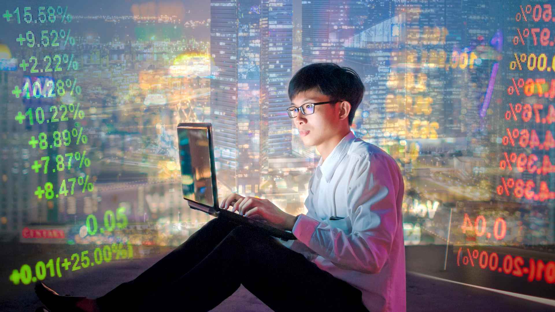 Aziatische man in glazen met een laptop
