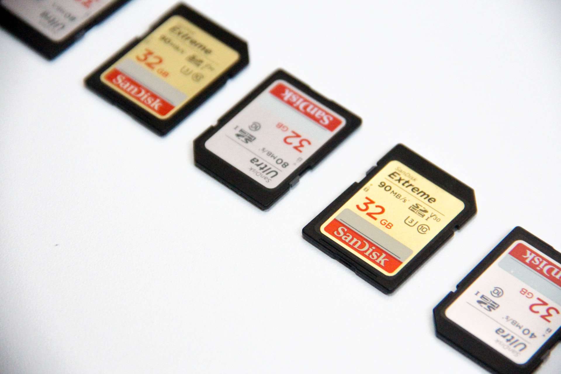 Een lijn van 32 GB SD-kaarten op een witte achtergrond. 