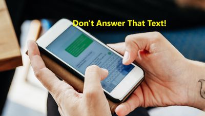 Handen sms'en op de telefoon met de woorden 'Beantwoord die tekst niet' bovenop de afbeelding.