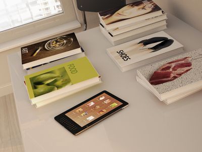 E-reader en boeken die op een tafel liggen