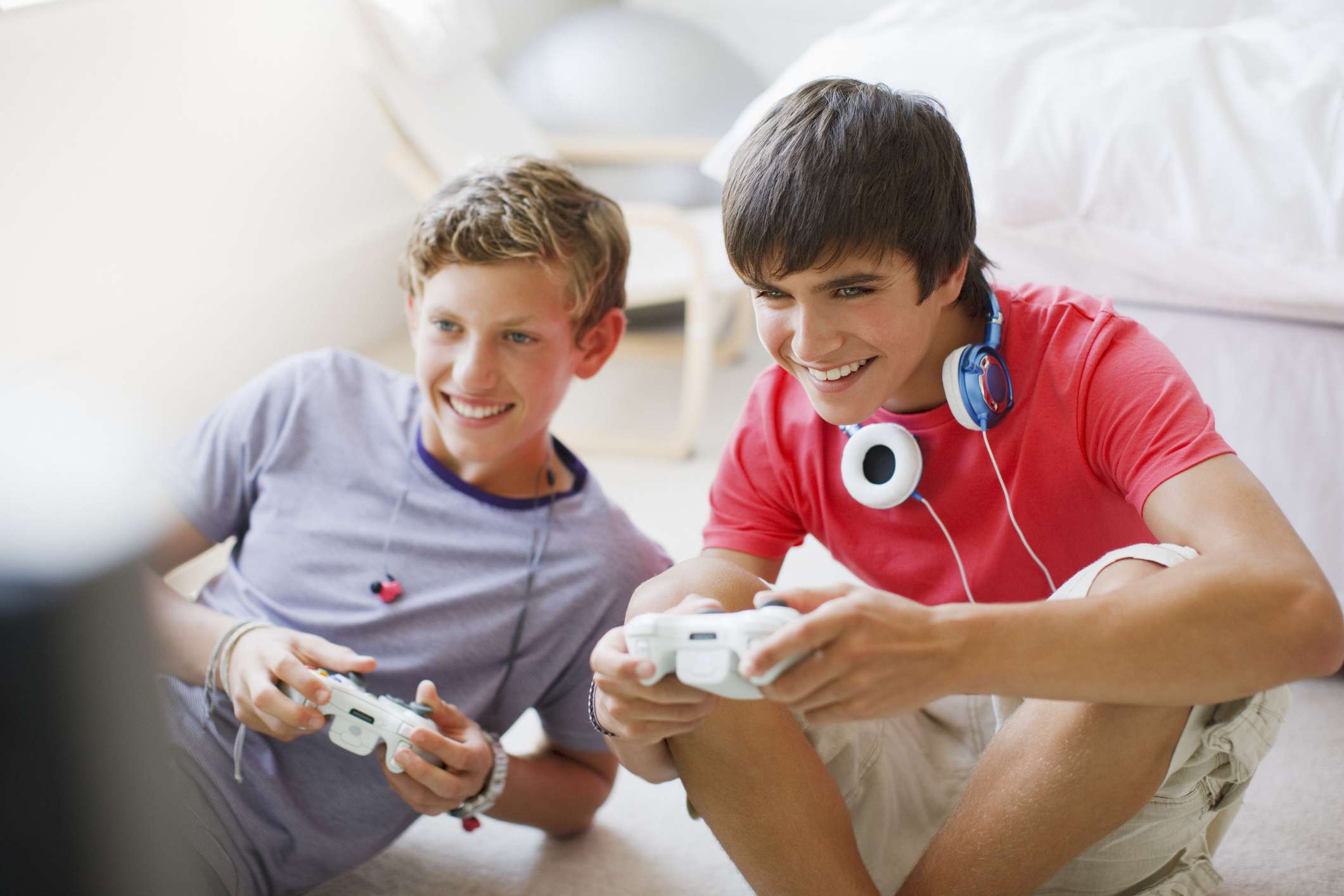 Twee tieners die videospelletjes spelen. 