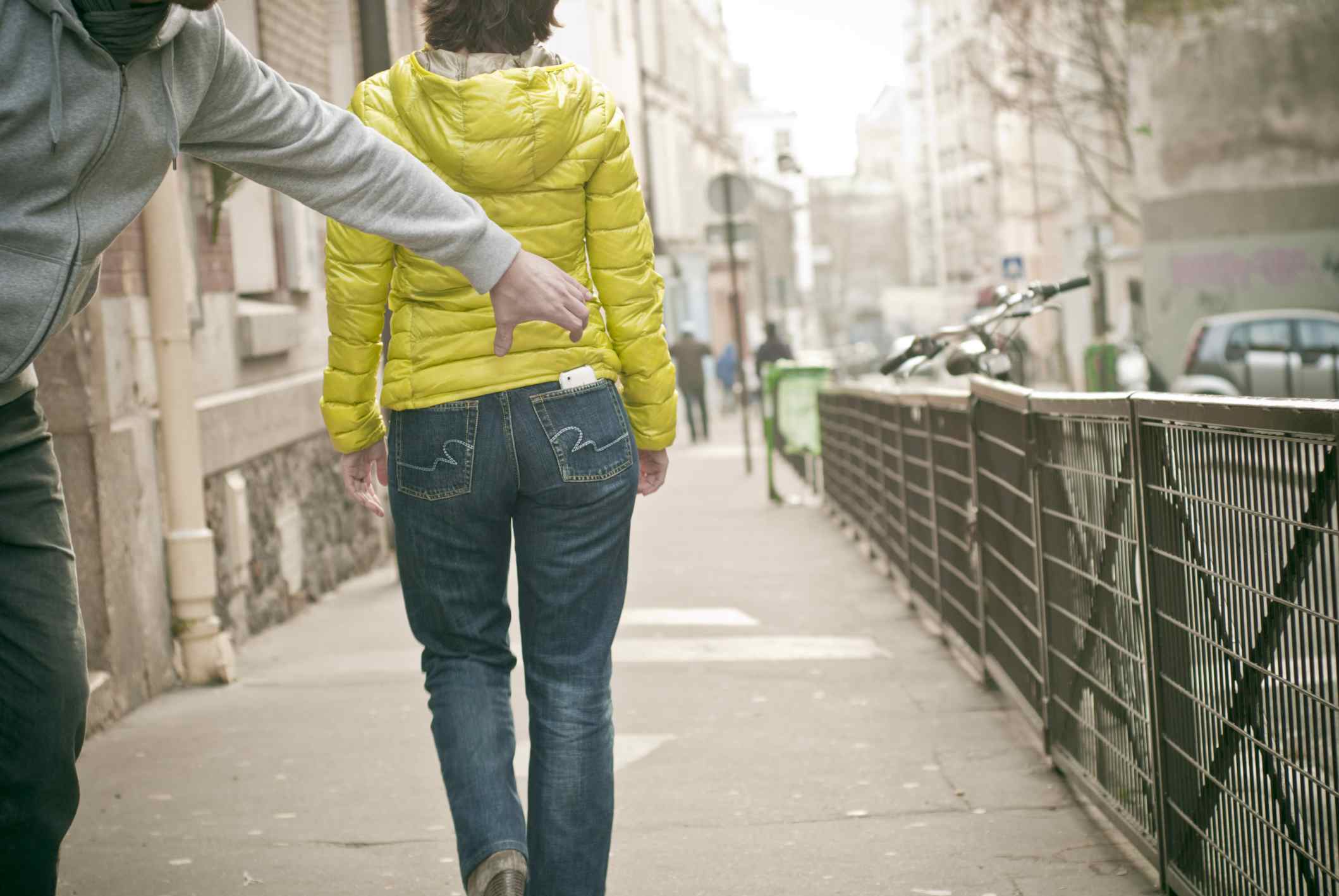 Man steelt telefoon van vrouw uit achterzak