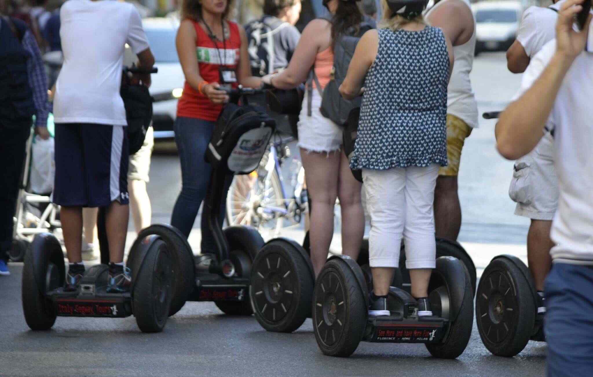 Mensen op Segway-scooters
