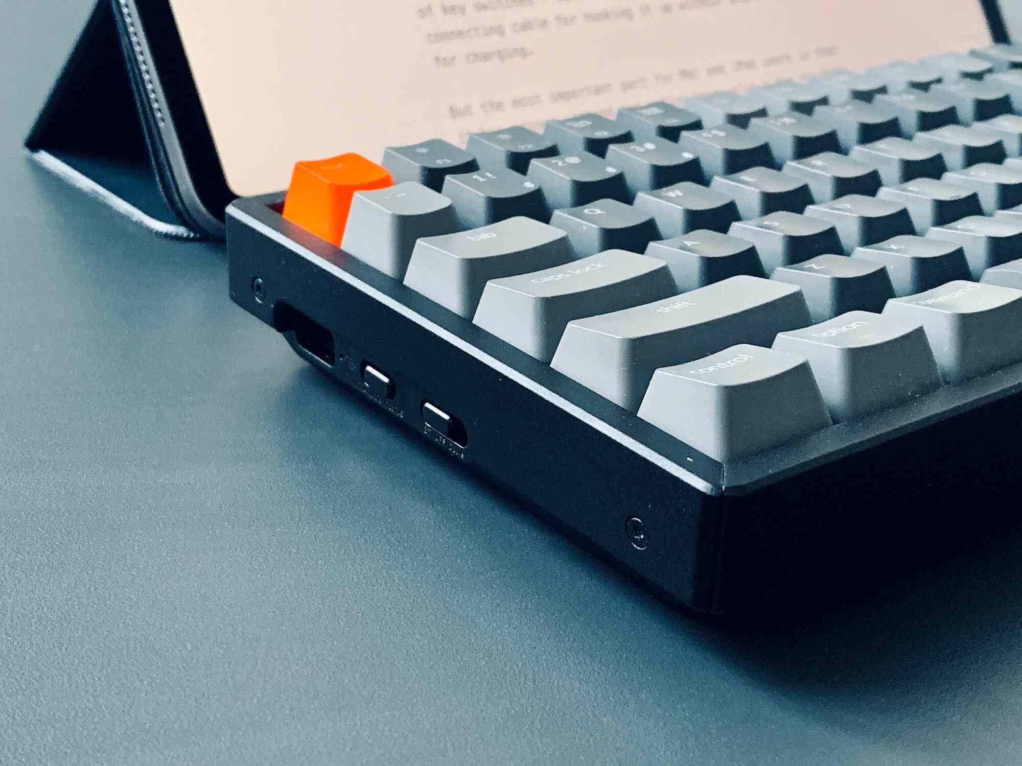 Hoog mechanisch toetsenbord dat voor een tablet rust