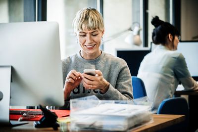 Vrouw aan de telefoon