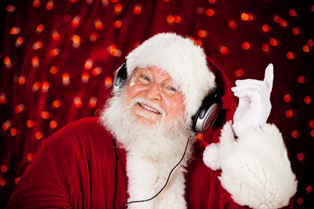 Santa luisteren naar kerstmuziek op koptelefoon.