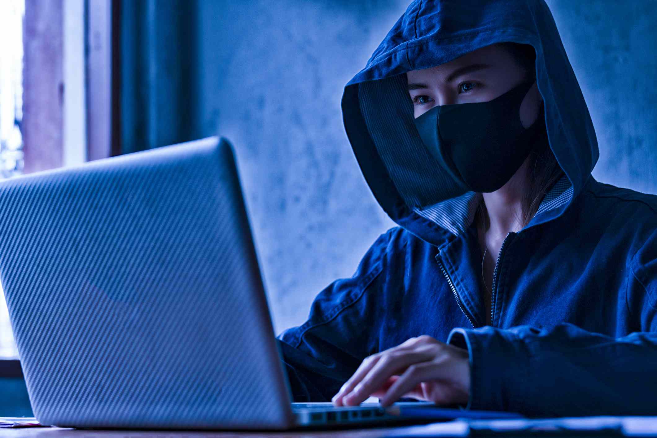 Cyber ​​Attack Hacker met behulp van laptop met code op digitale interface.