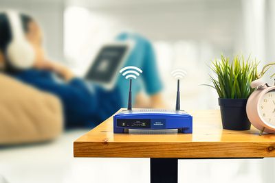 Close-up van draadloze router op tafel thuis