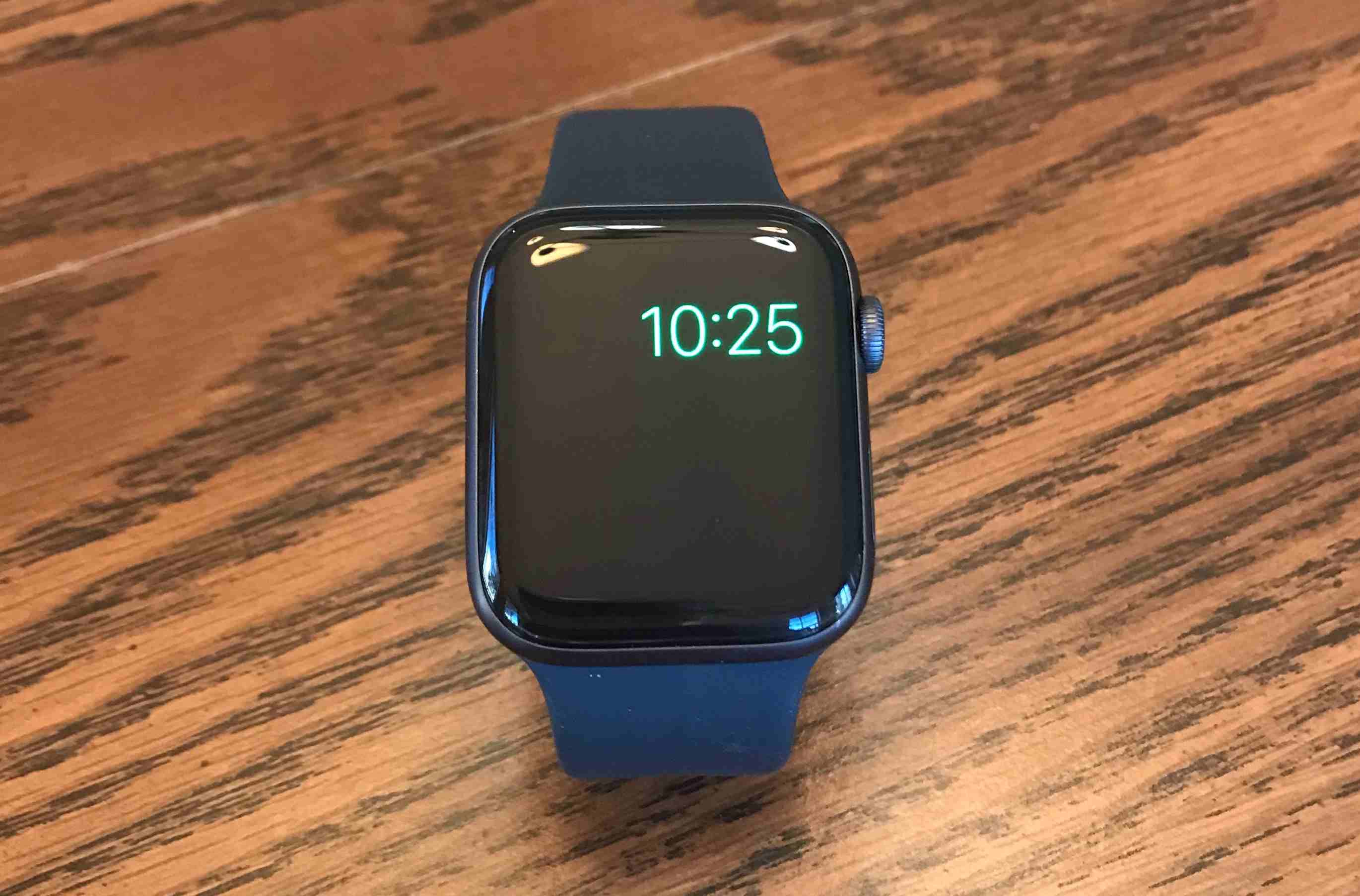 Een Apple Watch die alleen de tijd toont in de gangreservemodus