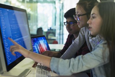 Kinderen werken op een computer in een lab a