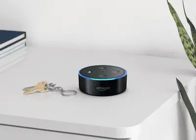 Een Amazon Echo-stip op een plank.
