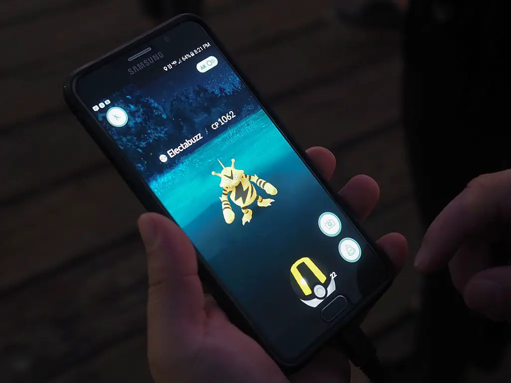 Pokemon Go draait op een Samsung-telefoon met een Electabuzz op het scherm