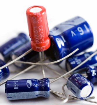 collection of capacitors against a white background 172962646 5b778f7146e0fb0050598827 4e75dd0fc0a240a4a9f46b6596b157ef