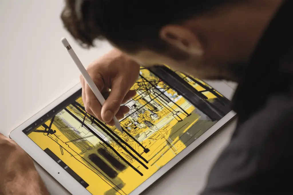 iPadPro Pencil Lifestyle1 PRINT 56c789433df78cfb3788d50d