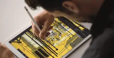 iPadPro Pencil Lifestyle1 PRINT 56c789433df78cfb3788d50d