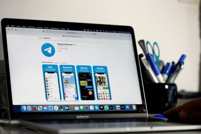 Apple MacBook Pro met de Telegram-toepassing voor sociale media.