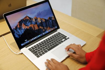 Een MacBook Pro op een tafel in een Apple Store.