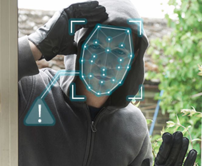 Gezichtsherkenning scan op een gezicht dat door een raam tuurt.