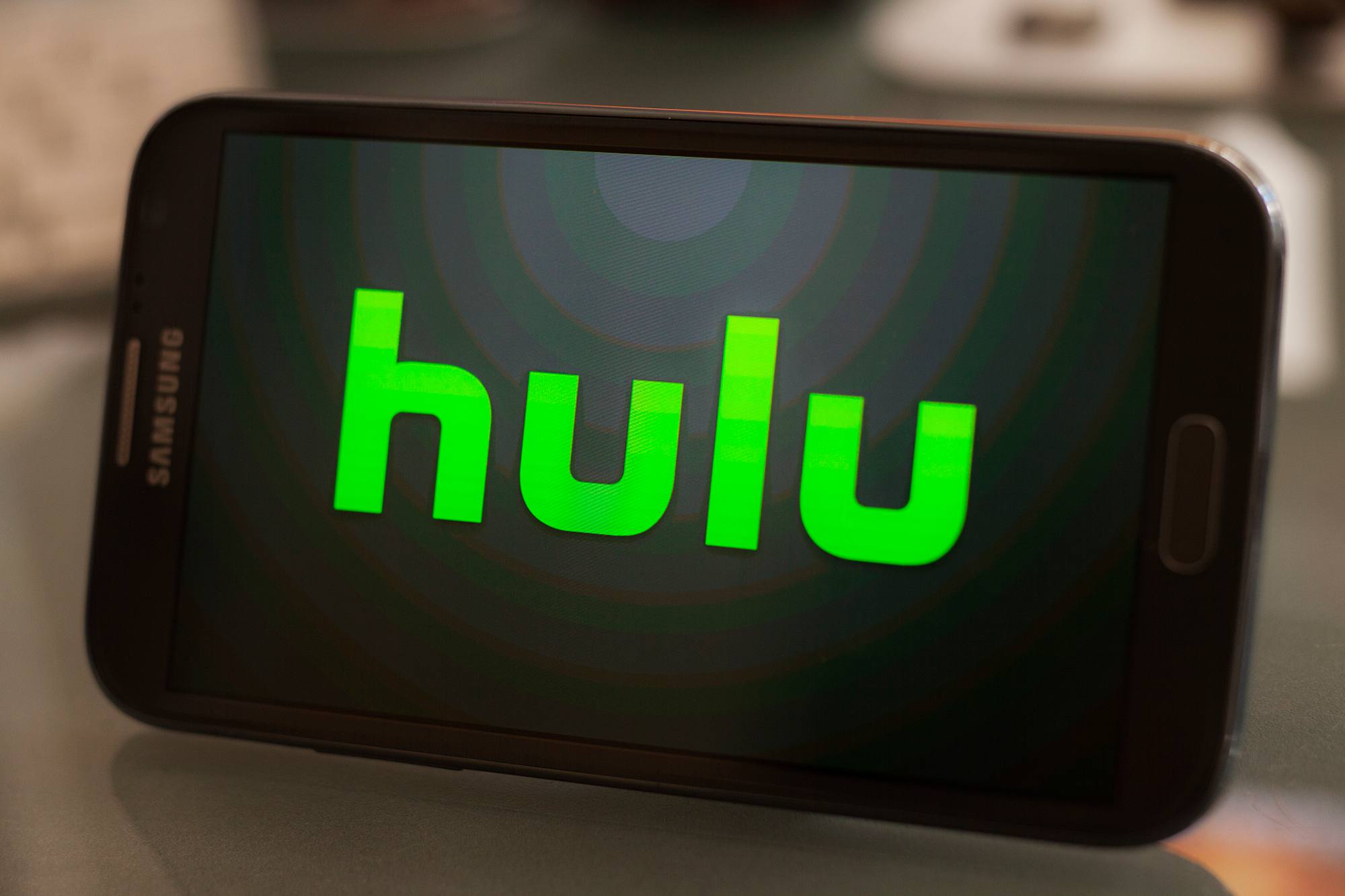 Hulu-logo op het scherm van de mobiele telefoon van Samsung