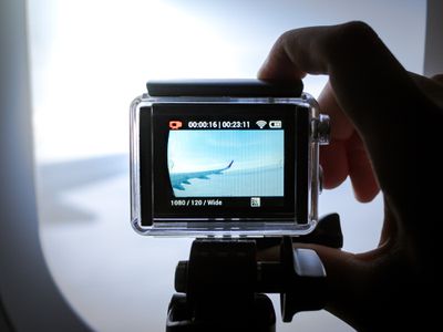 Een actiecamera die filmt in een vliegtuig