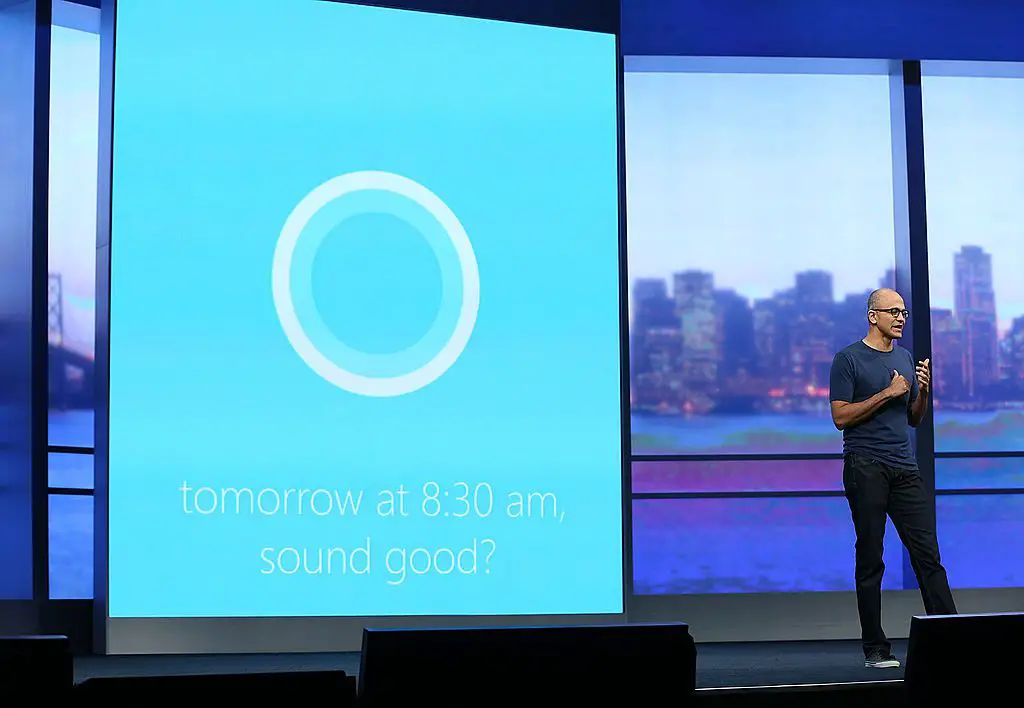Satya Nadella demonstreert Cortana, een nieuwe digitale persoonlijke assistent-functie voor Windows-telefoons, terwijl hij een keynote-toespraak houdt tijdens de Microsoft Build-ontwikkelaarsconferentie van 2014.