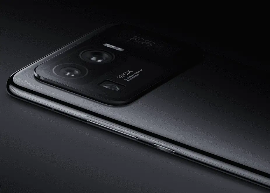 Close-up van de achterkant van de Xiaomi Mi 11-telefoon met de camera's en het kleine scherm.