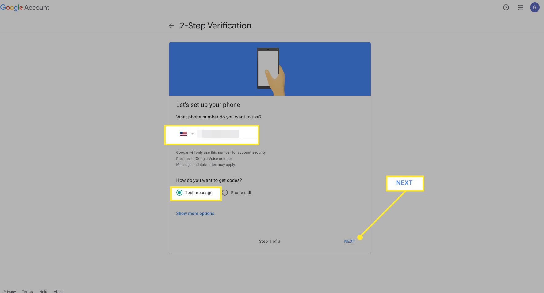 Google 2-staps verificatiescherm met telefoonnummer, "Tekst" en "Volgende" gemarkeerd
