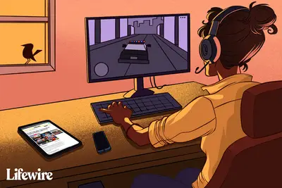 Persoon die GTA Vice City speelt op een pc, cheats leest op Lifewire via een tablet