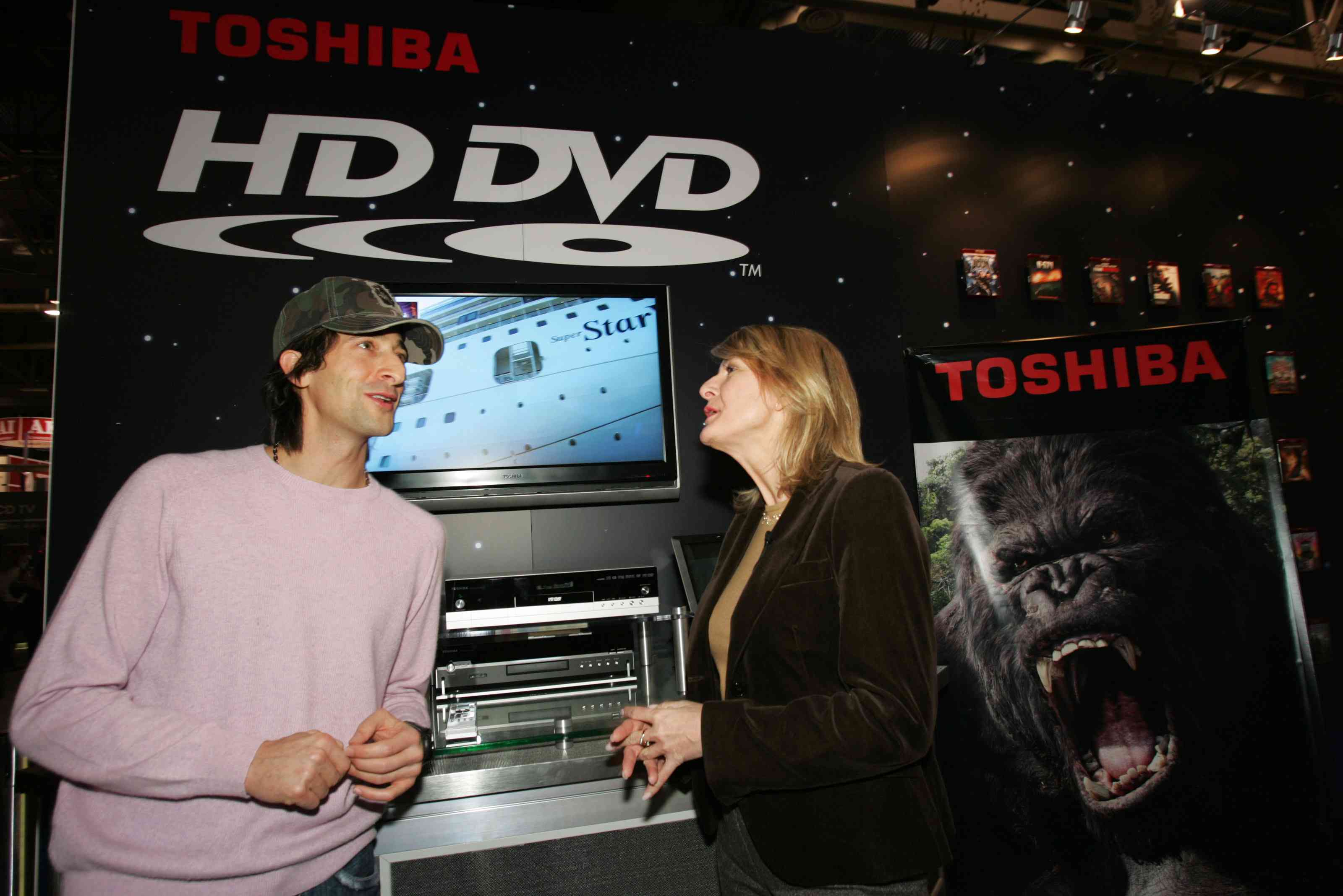 Adrien Brody en Jodi Sally praten op HD-DVD stand, CES 2007
