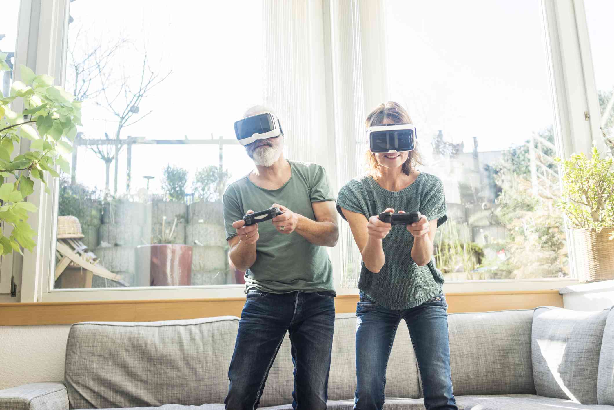 Een volwassen stel aan het gamen met een VR-bril op.