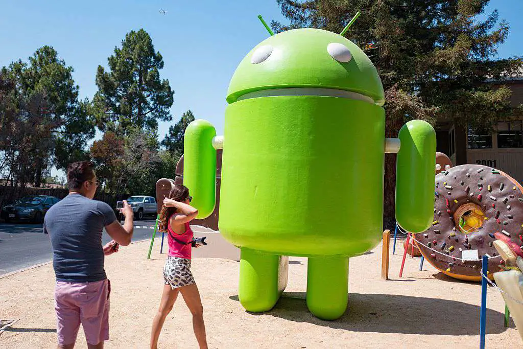 Mensen die foto's maken voor de Android-robot op de Googleplex.