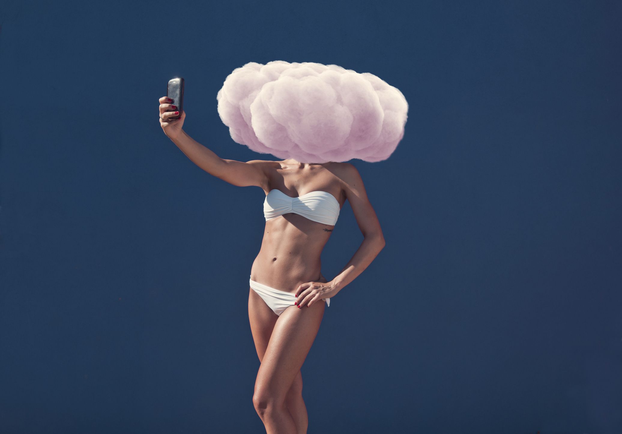Een vrouw die een selfie maakt met een roze wolk voor haar hoofd