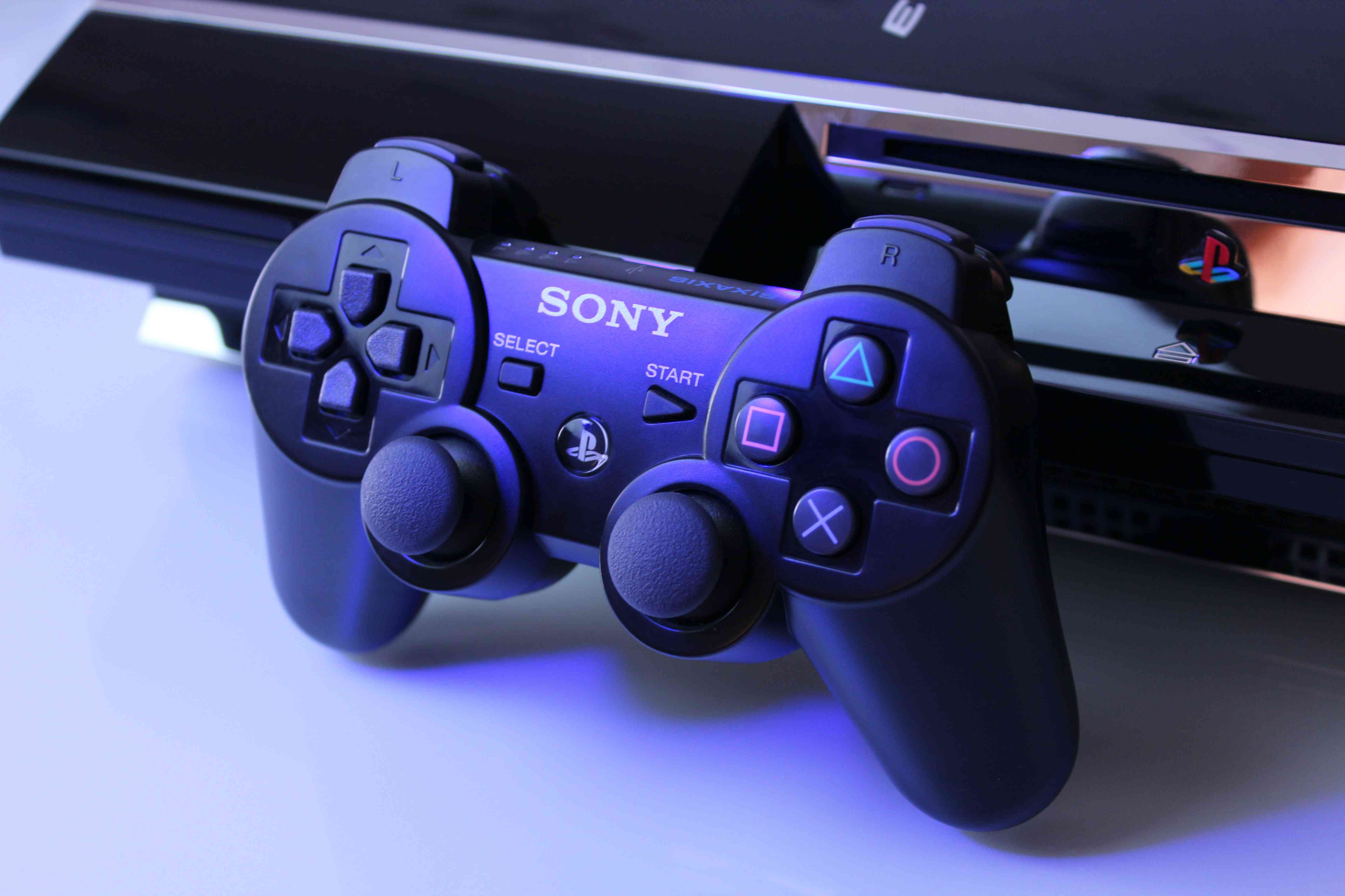 Close-up van een PlayStation 3 met een controller. 