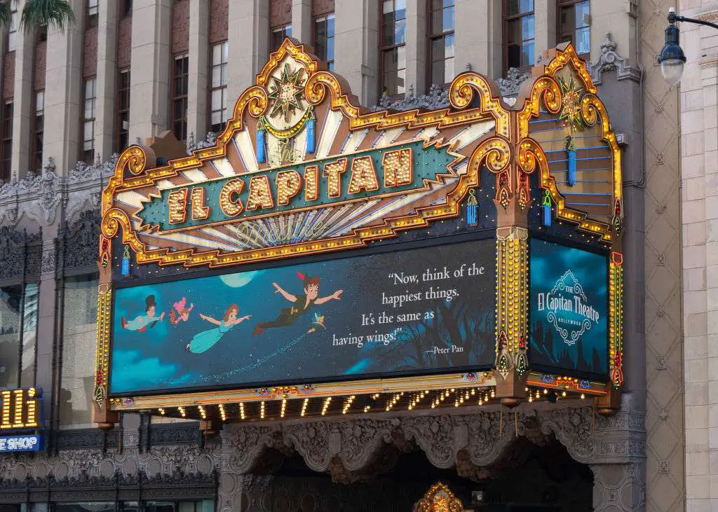Een zicht op Disney's El Capitan Theater met zijn bijgewerkte tent met inspirerende berichten van Disney-personages zoals Dory, Peter Pan, Sneeuwwitje en Buzz Lightyear op 14 april 2020
