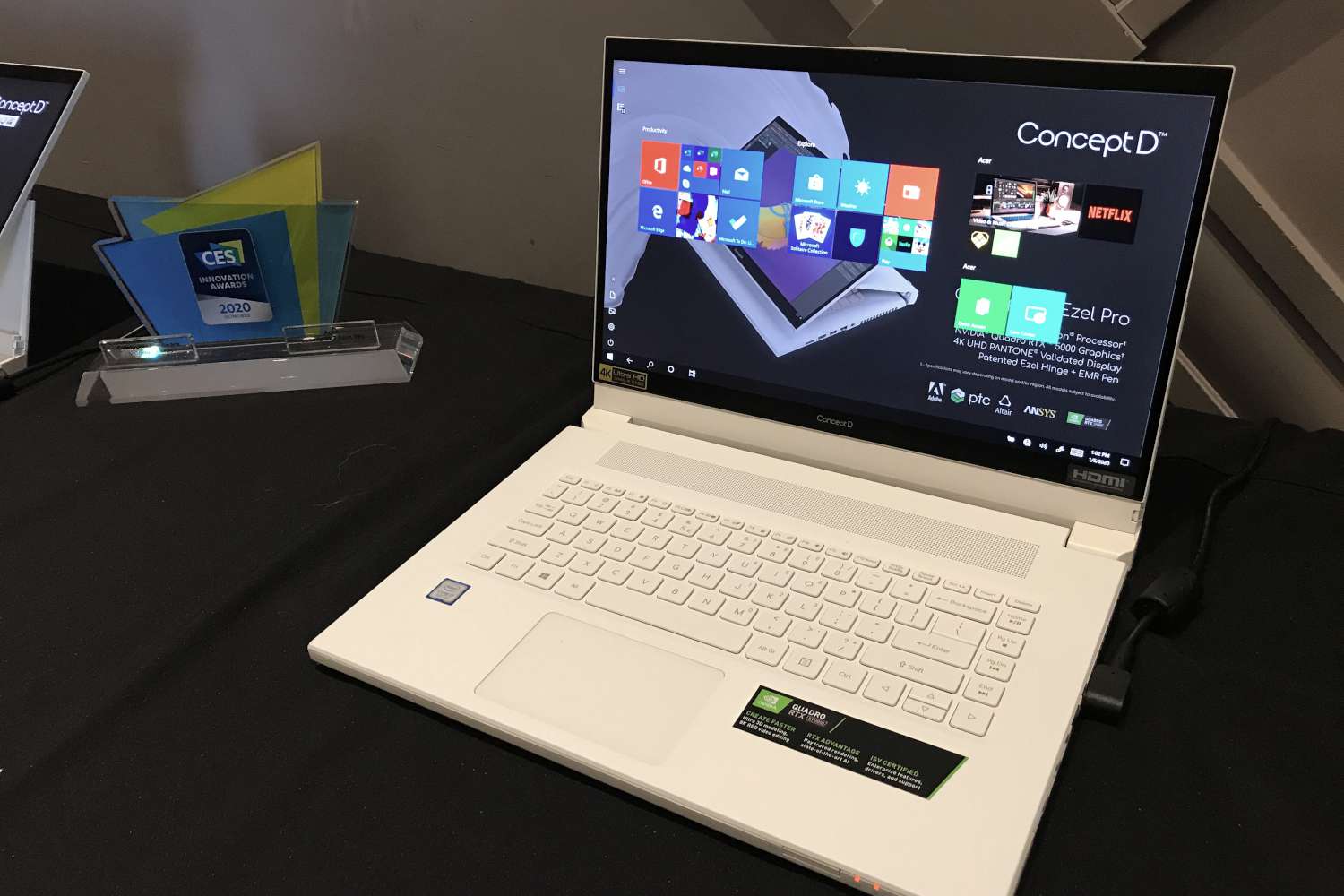 Een Acer ConceptD-laptop naast de CES 2020 Innovation Award