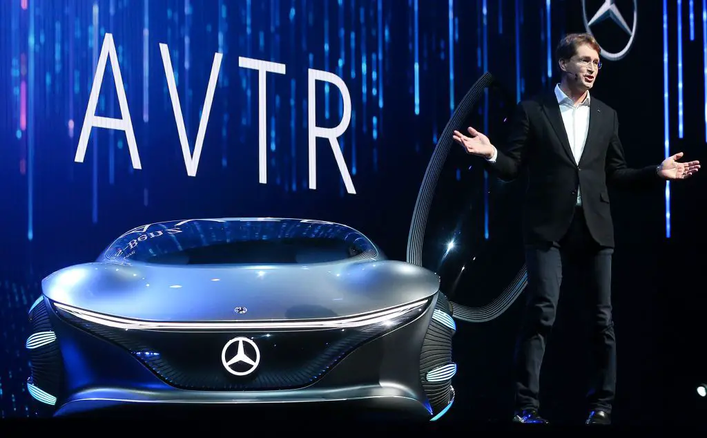 Een Mercedes AVTR-concept op het podium met gastheer die de functies uitlegt
