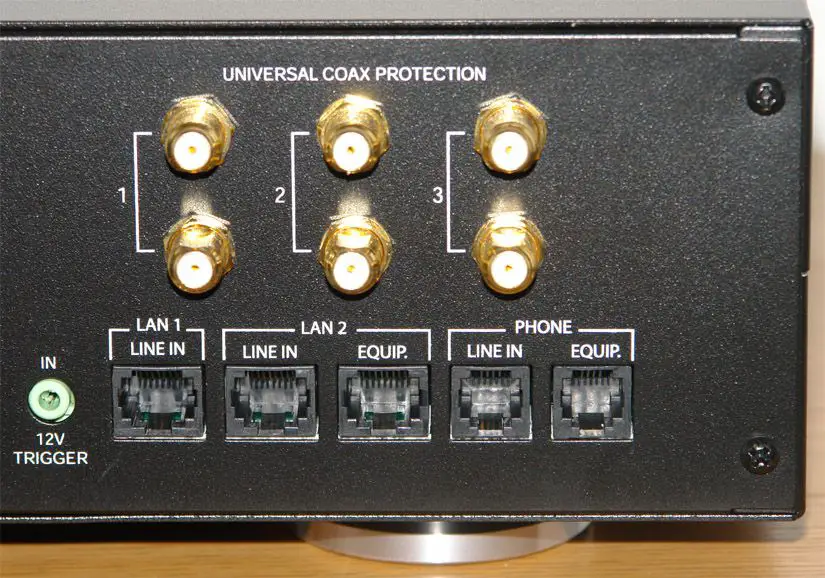 Panamax M5100-PM - Achteraanzicht - Coax- en LAN-verbindingen