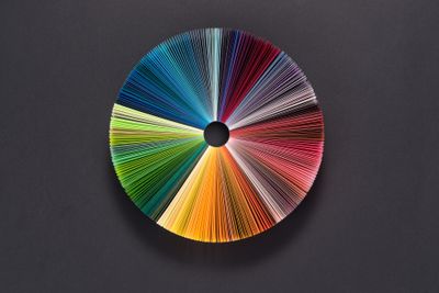 Kleurrijke cirkel gemaakt van verschillende kleuren papier