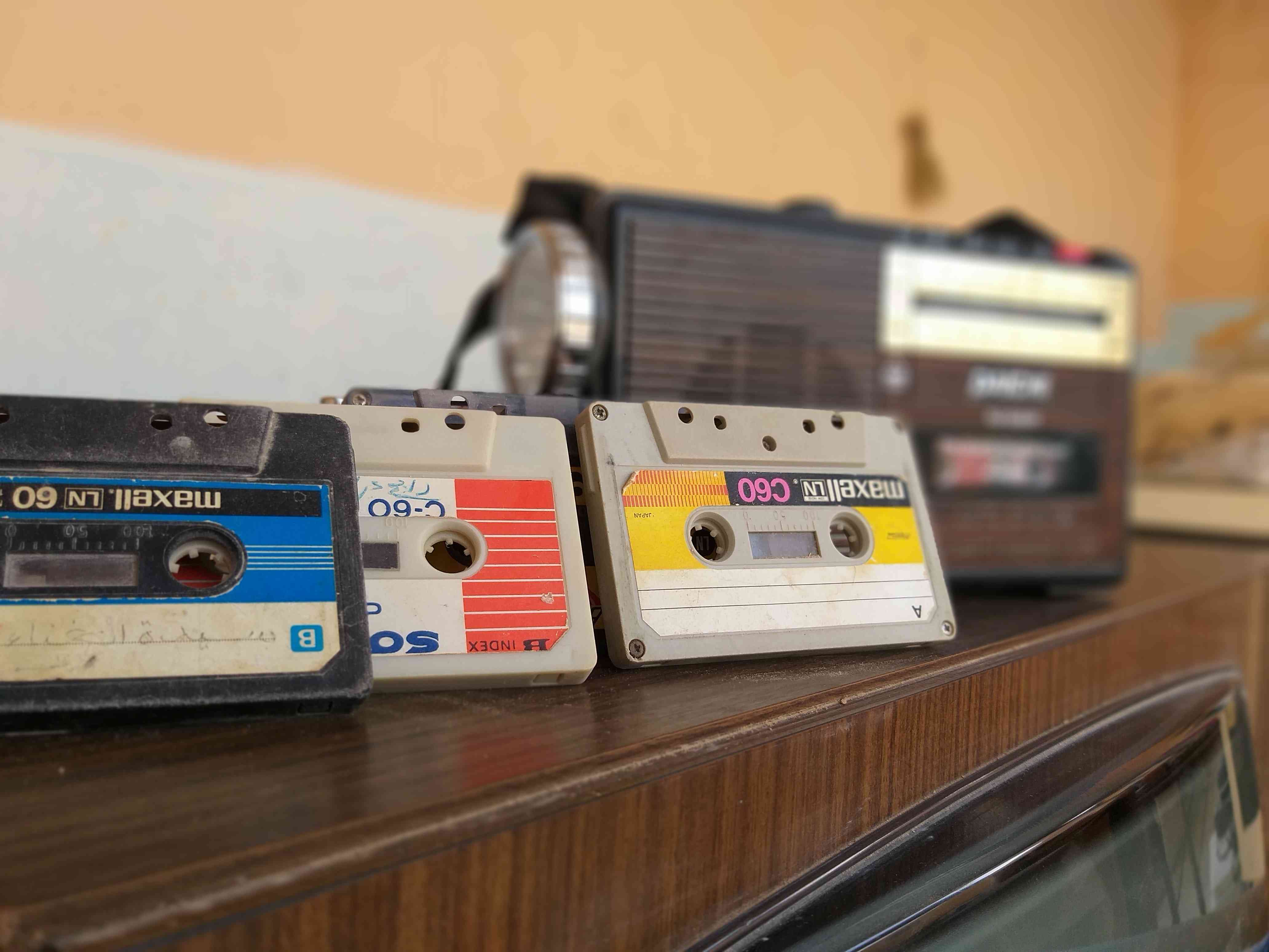 Oude mixtapes opgesteld in de buurt van een cassettespeler. 